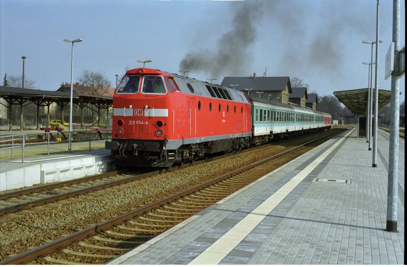 Am 30. Maerz 1999 verlaesst 219054 Arnsdorf mit RB8542 aus Zittau.