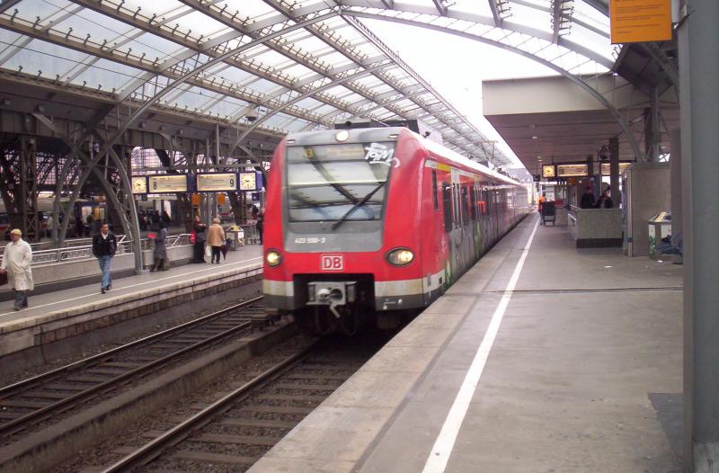 Am 30.02.2005 fuhr ein 423 mit der S13 nach Troisdorf in den Klner Hbf ein.
