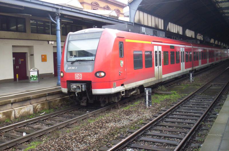 Am 30.02.2005 stand ein 425 in Bonn Hbf mit der BR 26 nach Kln Deutz/Messe