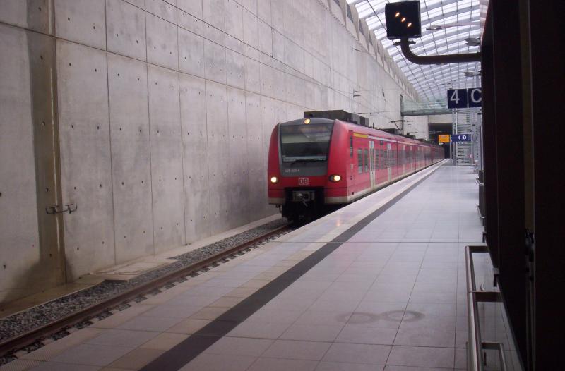 Am 30.03.2005 beschleunigte ein 425 Richtung Koblenz mit dem RE 8  Rhein-Erft-Express .