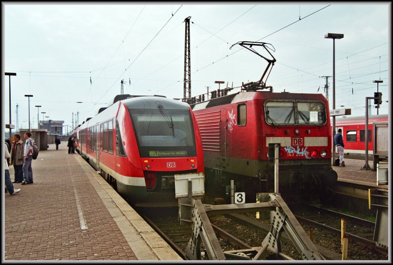 Am 30.03.2007 wartet 143 202 mit einer RB59  Hellwegbahn  auf die Abfahrt nach Soest. Auf dem Nebengleis warten zwei 648er als RB53  Ardey-Bahn  auf die Abfahrt nach Schwerte (Ruhr). Aufgenommen in Dortmund Hbf.