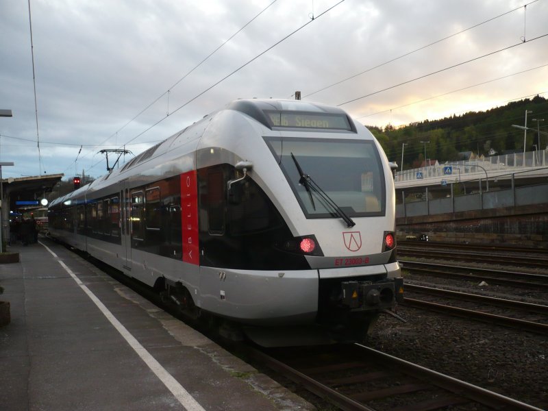 Am 30.04.08 ist der ET 427 102 (ET 23 003) als RE 16 von Essen Hbf in Siegen angekommen und endet hier.Der Flirt ist danach abgestellt worden.