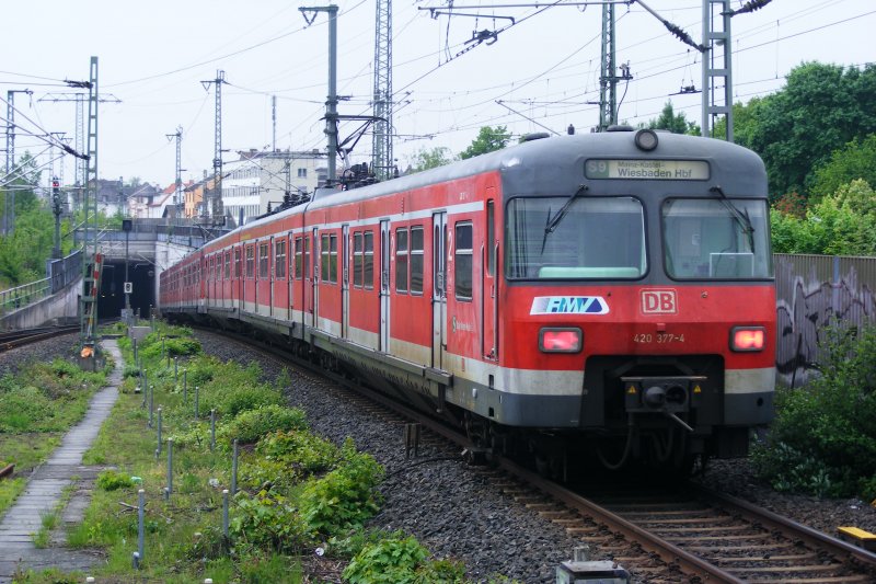 Am 30.04.09 fhrt gerade der 420 850/350 vorderer Triebzug und 420 377/877 als S9 (Hanau Hbf-Wiesbaden Hbf) in Offenbach Ost aus und taucht gleich in den Offenbacher City-Tunnel ab.Der 420 377 ist erst 
vor kurzem aus Essen (NRW) nach Frankfurt umbeheimatet worden!!!
Nchster Halt ist Offenbach-Marktplatz,Ausstieg in Fahrtrichtung Links!!!