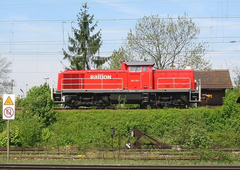 Am 30.04.2005 stand 294 730 auf diesem kleinen Ablaufberg im Bereich des Gter- und Rangierbahnhofs in Karlsruhe. Aus aktuellem Anlass folgender Hinweis: Dieses Foto wurde von einem ffentlichen Spazierweg entlang der Bahnanlagen aus aufgenommen, mit maximalem Zoom.