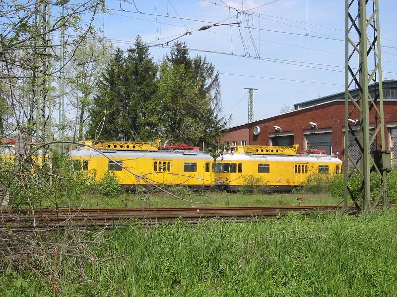 Am 30.04.2005 waren im Bereich des G�ter- und Rangierbahnofs in Karlsruhe einige Turmtriebwagen der BR 701 abgestellt. Aus aktuellem Anlass folgender Hinweis: Dieses Foto wurde von einem �ffentlichen Spazierweg entlang der Bahnanlagen aus aufgenommen, mit maximalem Zoom.
