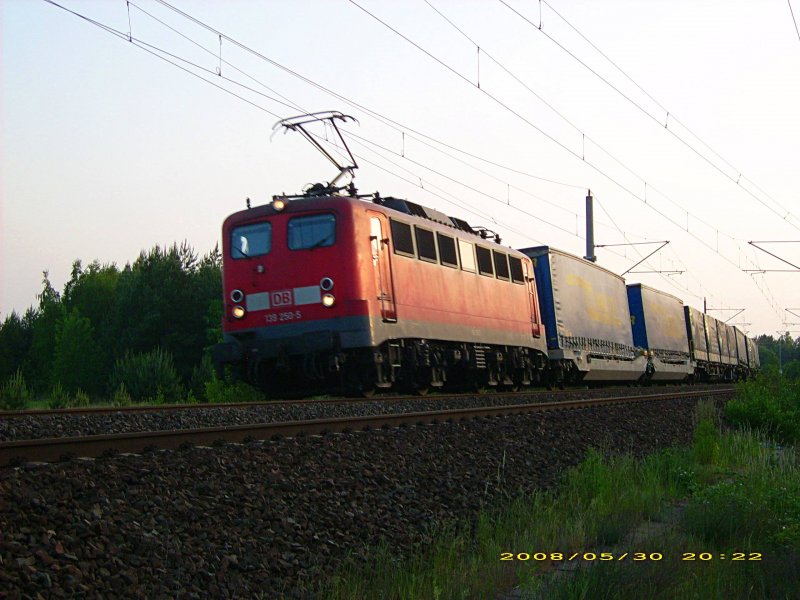 Am 30.05.08 zieht 139 250 ihren LKW-Walter-Zug durch Muldenstein Richtung Berlin.