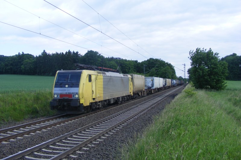 Am 30.05.09 ist die E 189 997 von MRCE-Dispolok mit ihrem Gterzug in richtung Norden zwischen Groen-Linden und Lang-Gns unterwegs.