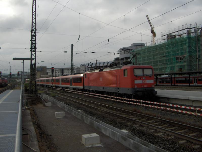 Am 30.06.2005 fhrt 112 179-7 mit einem RE nach Nrnberg in Aschaffenburg Hbf los.