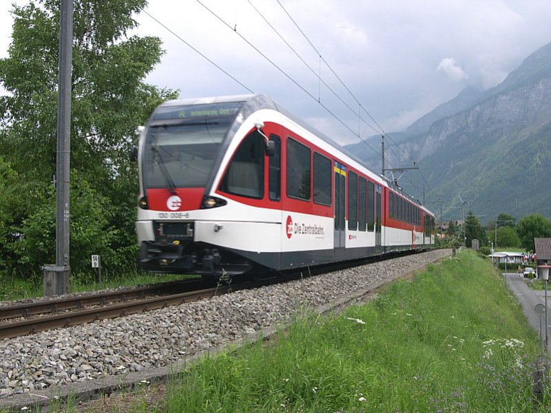 Am 30.06.2005 ist dieser  SPATZ  der Zentralbahn bei Brienz unterwegs.  SPATZ  ist eine Abkrzung und bedeutet  Schmalspur Panoramatriebzug .
An gleicher Stelle ging brigens im August 2005 eine Mure ab und zertrte mehrere Brienzer Huser und beschdigte die Bahnstrecke so stark, dass sie mehrere Wochen gesperrt werden musste.