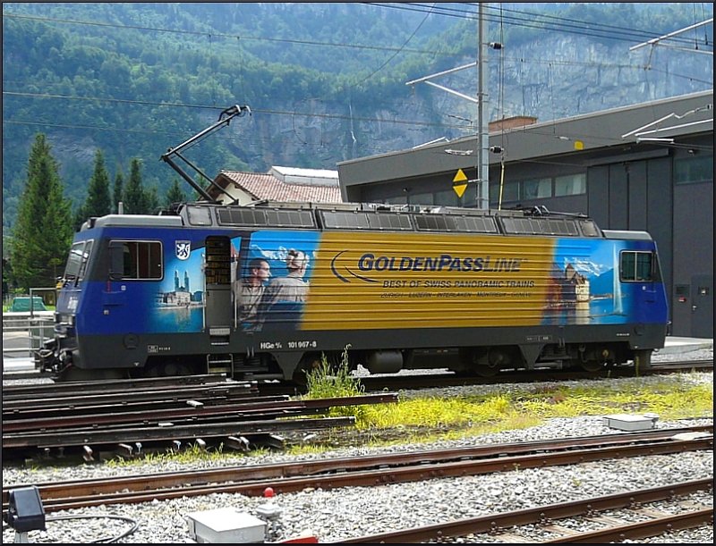 Am 30.07.08 war HGe 4/4 101 907-8 mit ihrer Werbung fr die Golden Pass Line im Bahnhofsgelnde von Meiringen abgestellt. Sie wartete auf den Zug aus Interlaken Ost, um diesen ber den Brnig Pass nach Luzern zu ziehen. (Jeanny) 