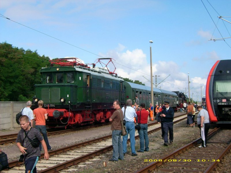 Am 30.08.08 sind E 44 044 sowie 52 8154 zwischen Delitzsch unterer Bf und SFW Delitzsch als Pendelzug unterwegs. Hier bei der Ausfahrt.