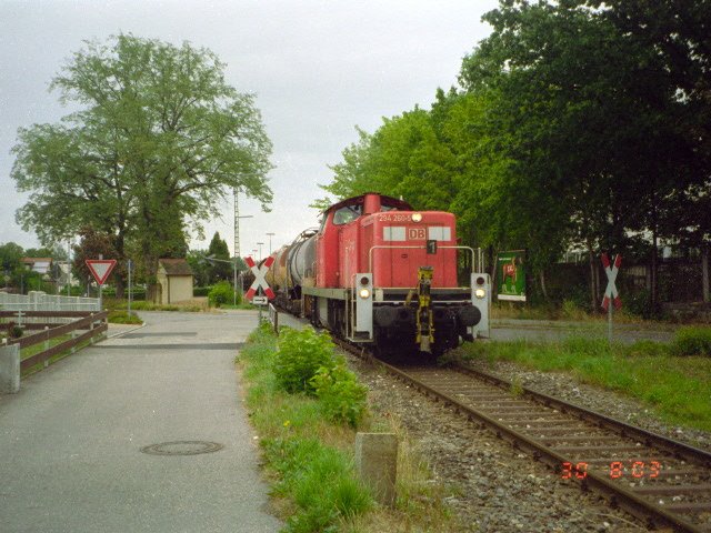 Am 30.08.2003 machte sich 294 260, die mittlerweile 294 760 heit, auf den Weg Richtung Amberg. Der Zug wird von einer V60 nachgeschoben. (Strecke Amberg-Schnaittenbach). Das Foto war ein Negativ, das mir ein ehem. Kollege mit einem Negativscanner digitalisiert hat.