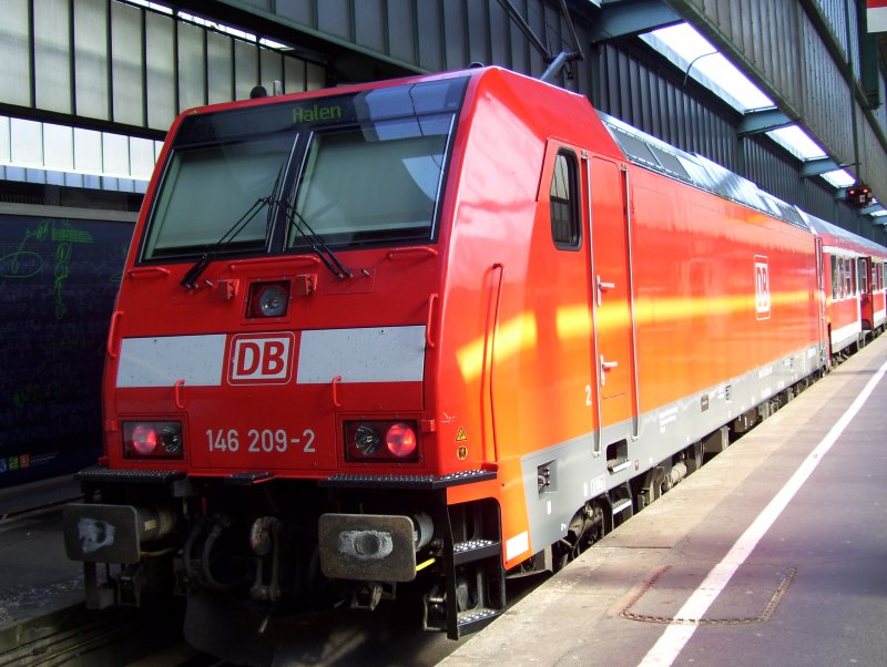 Am 30.08.2008 steht im Stuttgarter Hauptbahnhof die 146 209-2 als Schublok des RE 19435 zur Abfahrt bereit.