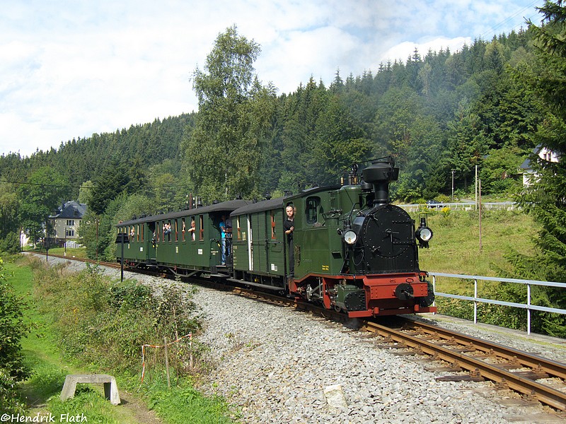 Am 30.08.2009 unternahm die I K Nr.54 (99 7528) ihre ersten ffentlichen Fahrten. Die erste wirklich vorzeigbare Aufnahme des Tages enstand in der Einfahrt zum Bahnhof Schmalzgrube.