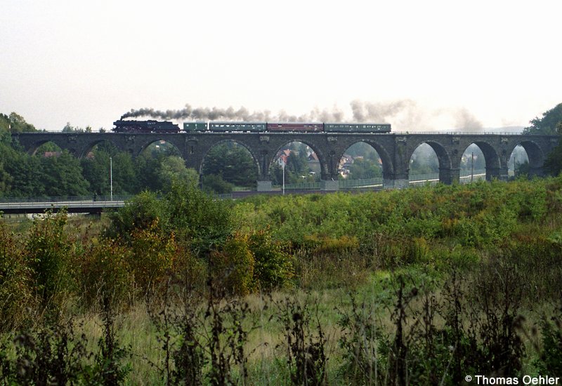 Am 30.09.06 befrdert 50 3616 einen Sonderzug von Schwarzenberg zur Messe nach Leipzig. Hier berquert der Zug das Bahrebachviadukt ber die A4 bei Chemnitz-Heinersdorf.