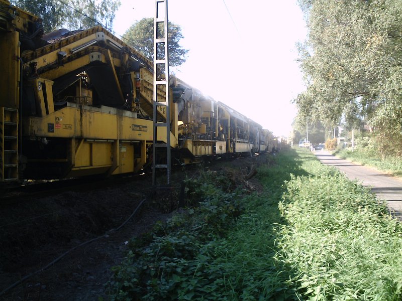 Am 30.09.06 fuhr dieser ca. 100 Meter lange Spezial- Bauzug an der  Ausfahrt des Bahnhofs von Emmerich in Richtung Arnhem. Auf dem Foto ist etwa die Hlfte des Bauzuges zu erkennen. Das war eine Gleisbaumaschine, in Kombination mit Schienen-, Schwellen- und Schotterreinigung, sowie Schotterstopfung.  