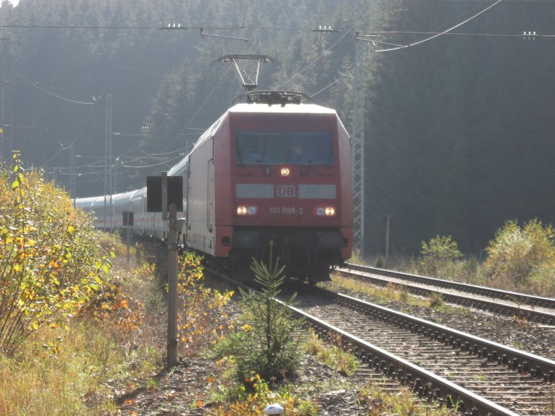 Am 30.10.06 fuhr die BR 101 098-2 mit dem IC 2370 nach Stralsund(Jetzt nur noch nach Hamburg).hier ist sie gerade am B31 unweit von St.Georgen/Schwarzwald (KBS720)