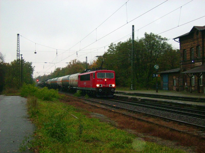 Am 30.10.08 zieht 155 126 einen kurzen Kesselwagenzug durch Raguhn in Richtung Bitterfeld.