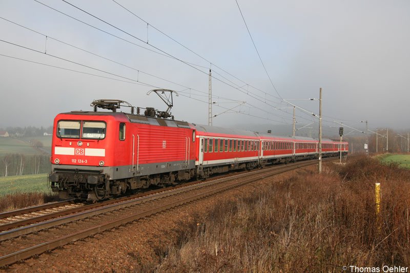 Am 30.11.06 befrdert 112 124 den RE 4821 von Berlin nach Chemnitz. Hier aufgenommen bei Chemnitz-Glsa.
