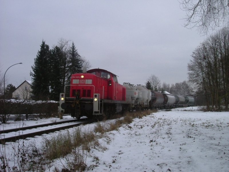 Am 30.11.2005 ist 294 148 mit einem Gterzug nach Amberg unterwegs. Hier kurz vor dem Bahnbergang in der Nrnberger Strae in Hirschau. (Strecke Amberg-Schanittenbach)