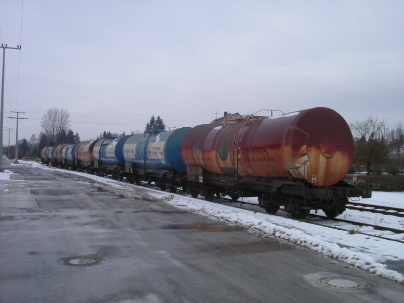 Am 30.11.2005 hatte ich das Glck alle  Plattlinger  Kesselwagen auf einem Bild festzuhalten! Das war schon damals extremst selten. Und was das Bild noch historisch macht, sind die (noch) unterschiedlichen Farben der Wagen, heute sind alle einheitlich blau (mal was anderes als einheitlich rot :-) ) Hier stehen die Wagen im PA AKW-Kick Hirschau. (vr Za 021-8, 023-4, 052-1, 017-6, 055-4, 022-6, 054-7, 016-8) (Strecke Amberg-Schanittenbach)