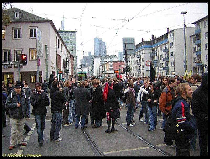 Am 30.11.2006 war Frankfurt am Main erneut Schauplatz einer Demonstration gegen Studiengebhren. Das hatte erhebliche Behinderungen des Verkehrs zur Folge. Am Brneplatz war ich zufllig mit der Kamera zur rechten Zeit am rechten Ort, als der 5. Zug der Linie 12 nach Fechenheim mit dem S-Triebwagen 220 im Hintergrund ebenso wie die Autofahrer warten mute, bis der Demonstrationszug die Kreuzung verlassen und die Polizei den Verkehr wieder freigegeben hatte.
