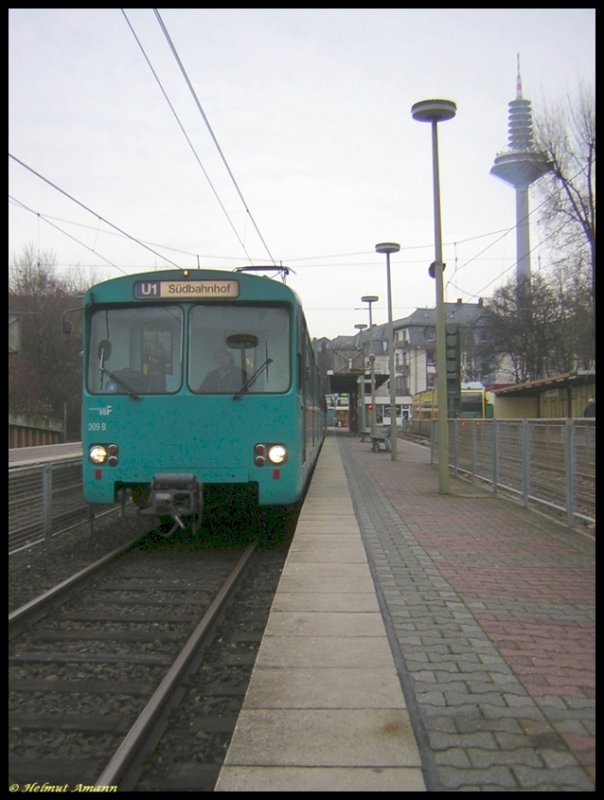 Am 30.12.2006 stand der 4. Zug der Linie U1 mit den U2h-Triebwagen 304, 307 und 309 abfahrbereit in Fahrtrichtung Sdbahnhof an der Endstation Ginnheim. Der 331 Meter hohe Fernmeldeturm lie sich hier im Bildhintergrund rechts in das Bild einbauen.