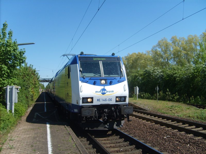 Am 30.4.07 steht die 146-06 mit ihrem Wagenpark und eingeschaltetm Fernlicht als metronom nach Gttingen in Barnten.
 