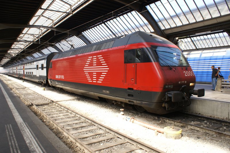 Am 30.8.09 steht die Re 460 115-9 in Zrich Hauptbahnhof.