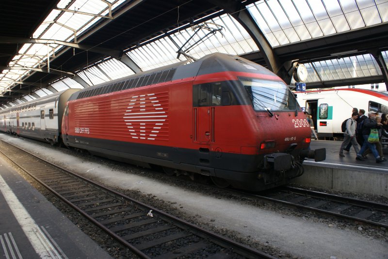 Am 30.9.09 steht die Re 460 117-5 im Hauptbahnhof von Zrich.