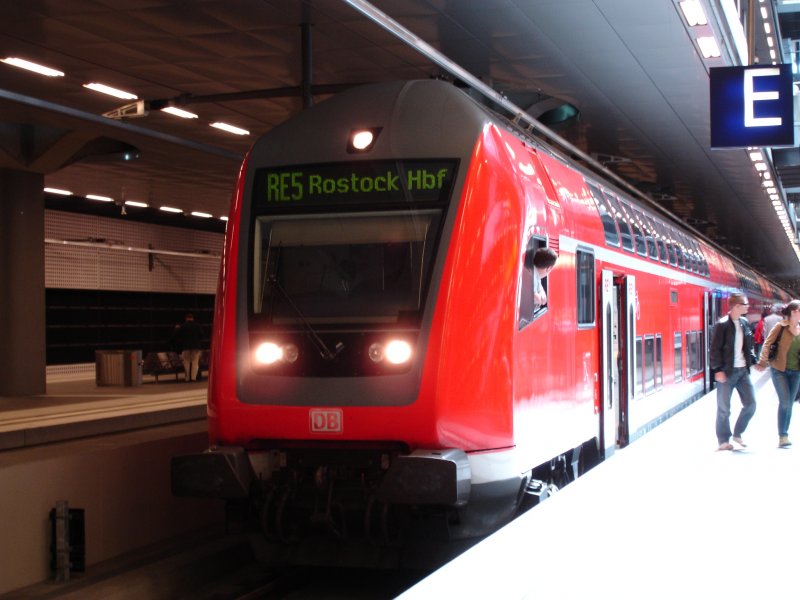 Am 30.August 2007 steht der RE 33108 als RE5 nach Rostock Hbf in Berlin Hbf(tief). Pnktlich um 12Uhr41 ging es dann weiter nach Rostock Hbf so er dann um 15Uhr24 endet.