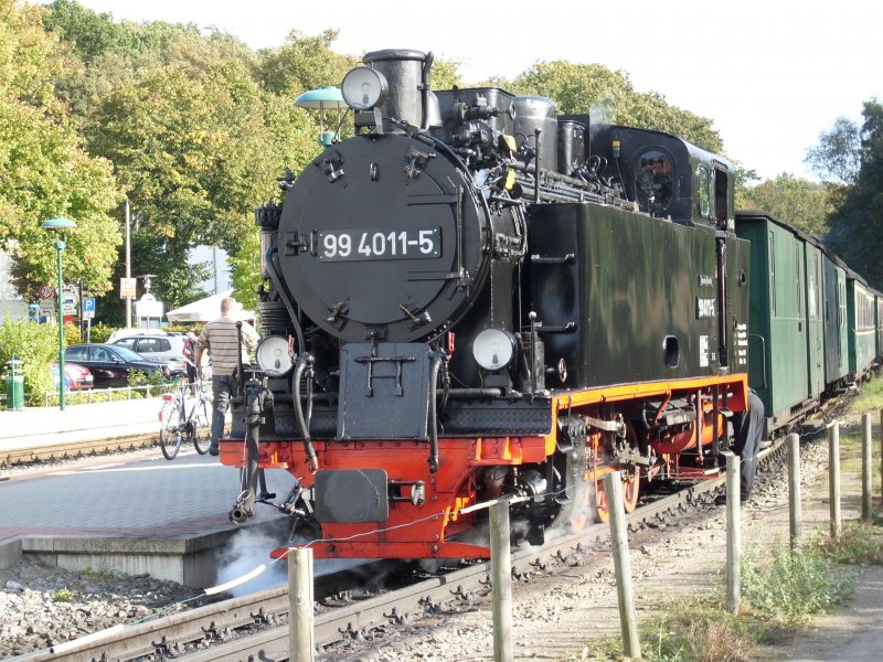 Am 30.September 2009 war Binz schon fr 99 4011 Endstation,denn Sie brachte an diesen Zug einen Personenzug von Ghren der nur bis Binz fuhr nach Binz.
