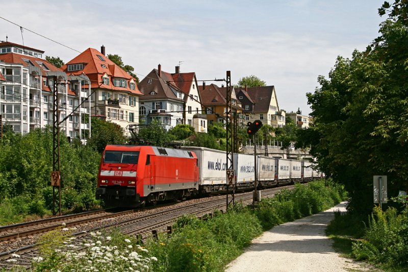 Am 31. Juli 2009 befrdert 152 149 einen „Ekol-com“-KV Zug in Richtung Augsburg. Die Aufnahme entstand in der Bahnhofseinfahrt von Ulm.