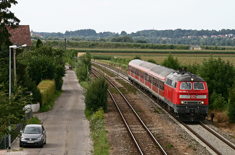 Am 31. Juli 2009 erreicht die beim Betriebshof Kempten (Allgu) beheimatete 218 488 mit der RB 32835 von Ulm nach Memmingen in Krze den Bahnhof von Vhringen.