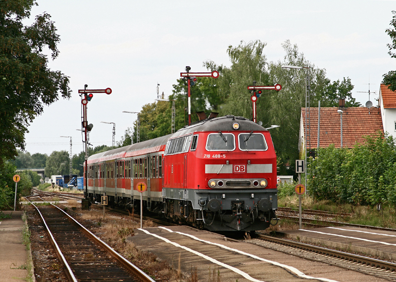 Am 31. Juli 2009 erreicht die Kemptener 218 488 mit ihrer RB 32831 von Ulm nach Illertissen den Bahnhof von Senden.