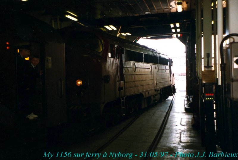 Am 31. Mai 1997 ist die My 1156 bis auf dem Schiff gefahren. Wir sind in Nyborg und dieser Zug war spezial fr Dnische Eisenbahnfreunden reserviert : Kopenhagen - Odense und zurck.
Es war der letzte Tag fr diese schne Fhrschifflinie. Dieser Zug ist am spt Abend mit dem letzten Fhrschiff zurckgekommen.
Am nchsten Morgen war die Brcke und der Tunnel gefnett.
Nyborg - 31/05/1997 - Foto: J.J. Barbieux 