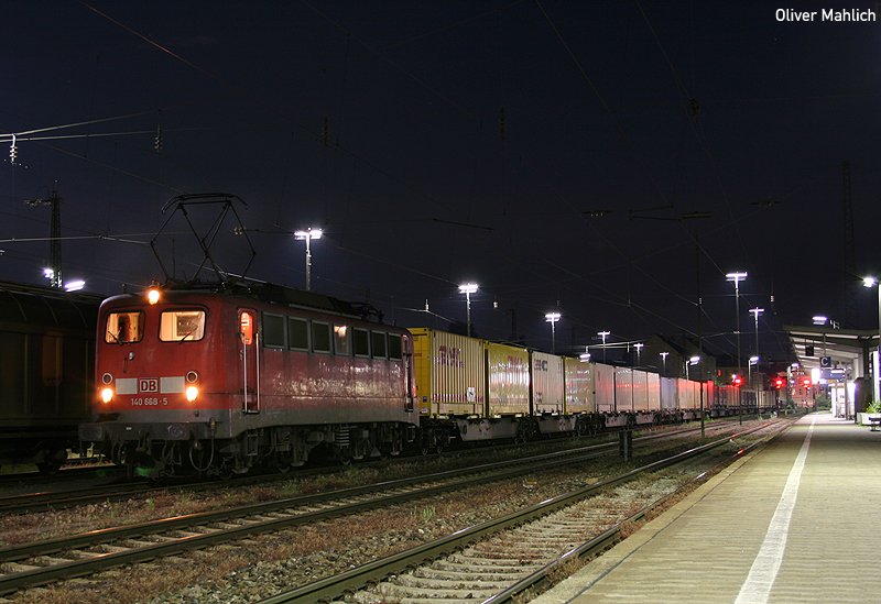 Am 31. Mai 2007 steht  mein  Zug morgens gegen 2:30 Uhr abfahrbereit im Bahnhof Ansbach. Zuglok des Containerfl�gels nach N�rnberg Hgbf war 140 668.