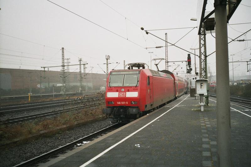 Am 31.01.2005 fuhr 146 031-0, mit dem RE5  Rhein-Express  nach Koblenz, in den Dsseldorfer Hbf ein.