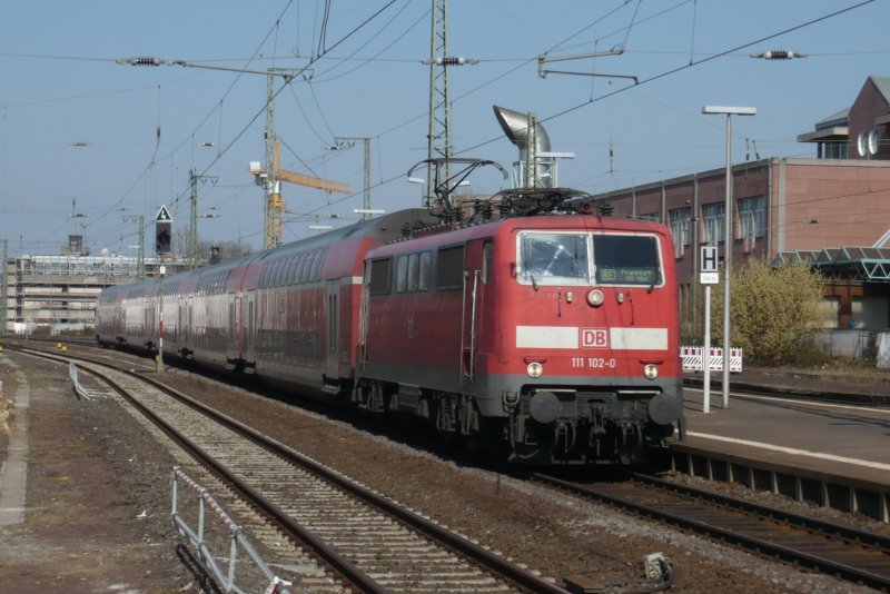 Am 31.03.09 fhrt die 111 102-0 als RE 4111 von Kassel Hbf nach Frankfurt/M Hbf in Gieen auf Gleis 3 ein und wird in Krze nach Frankfurt weiterfahren.