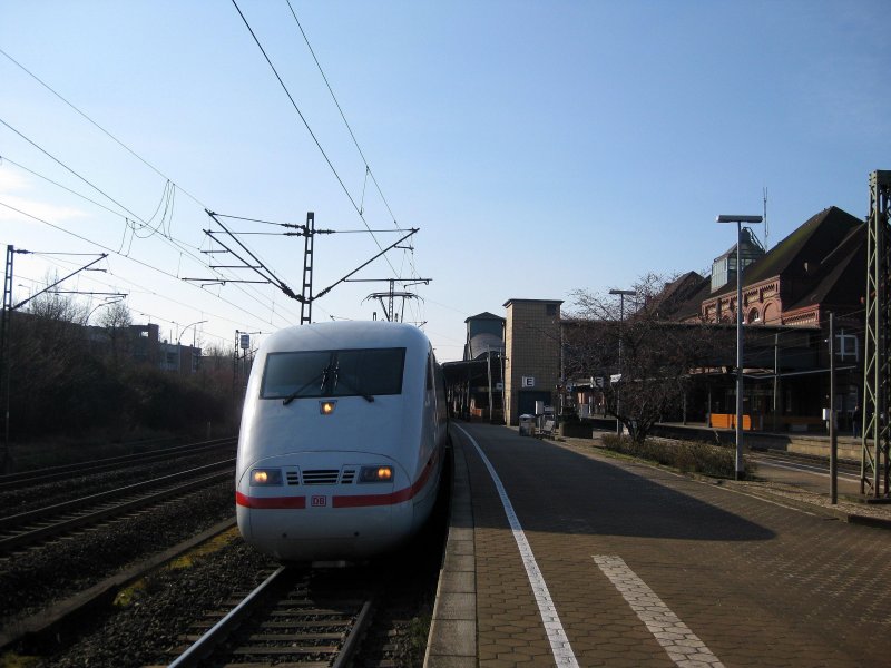 Am 31.03.09 steht ICE 888 aus Nrnberg Hbf auf Gl. 1 in Hamburg-Harburg zur Abfahrt Richtung Hamburg-Altona breit.