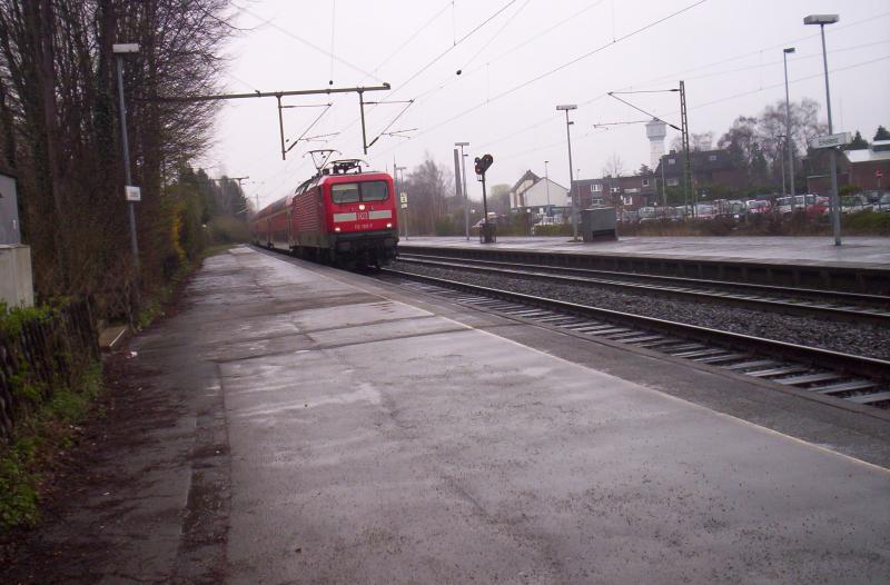 Am 31.03.2005 fuhr eine 112 mit dem RE 4  Wupper-Express  von Dortmund Hbf Richtung Aachen Hbf in Erkelenz ein.