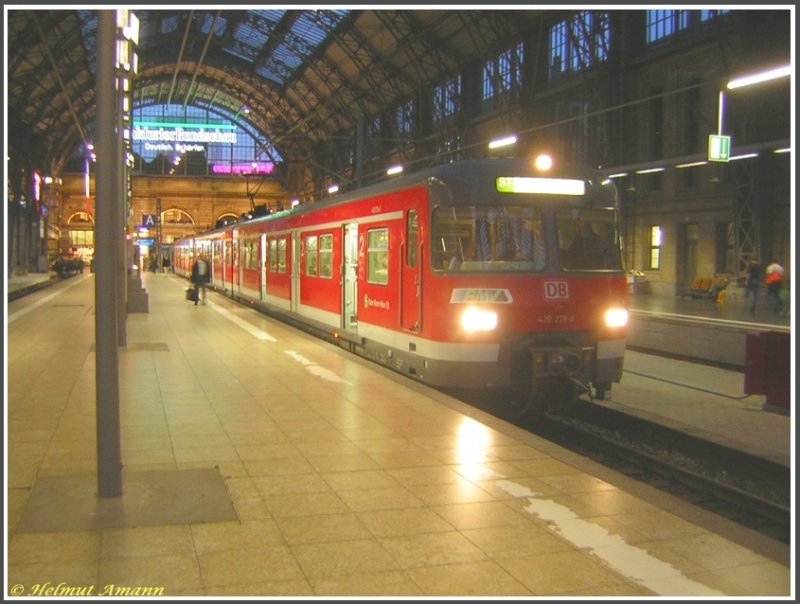 Am 31.05.2007 stand die S7 nach Riedstadt-Goddelau, planmige Abfahrt 21.52 Uhr, mit 420 276 abfahrbereit am Gleis 2 im Hauptbahnhof Frankfurt am Main. Bevor ich in den Triebzug einstieg, um die Heimfahrt anzutreten, habe ich noch schnell ein Foto gemacht. 