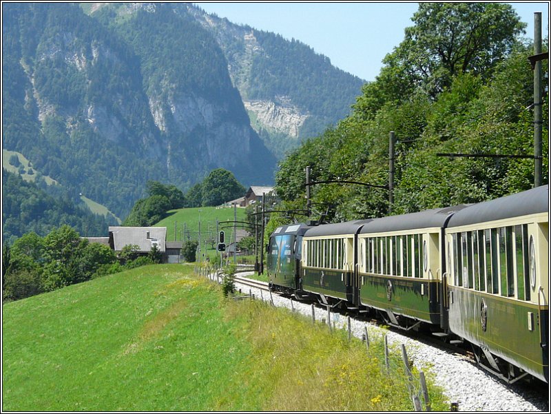 Am 31.07.08 fhrt der Golden Pass Classic zwischen Gstaad und Chteau d'Oex und es sieht aus, als wre die Zeit stehen geblieben. Auf diesem Streckenabschnitt sind teilweise noch die alten Fahrleitungsmasten zu sehen. (Jeanny)