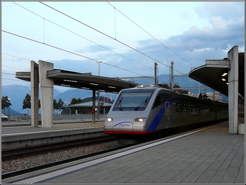 Am 31.07.08 um 21.59 Uhr verlsst dieser Cisalpino ETR 470 Triebzug den Bahnhof von Spiez in Richtung Thun. (Jeanny)