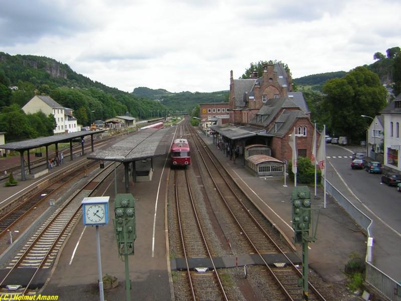 Am 31.07.2005 war mal wieder ein Sommertag, der absolut nicht
sommerlich war, wie diese Aufnahme vom 31.07.2005 vom Bahnhof
Gerolstein beweist. Am Bahnsteig stand 798 670 mit Beiwagen 
996 748 der Vulkaneifelbahn.