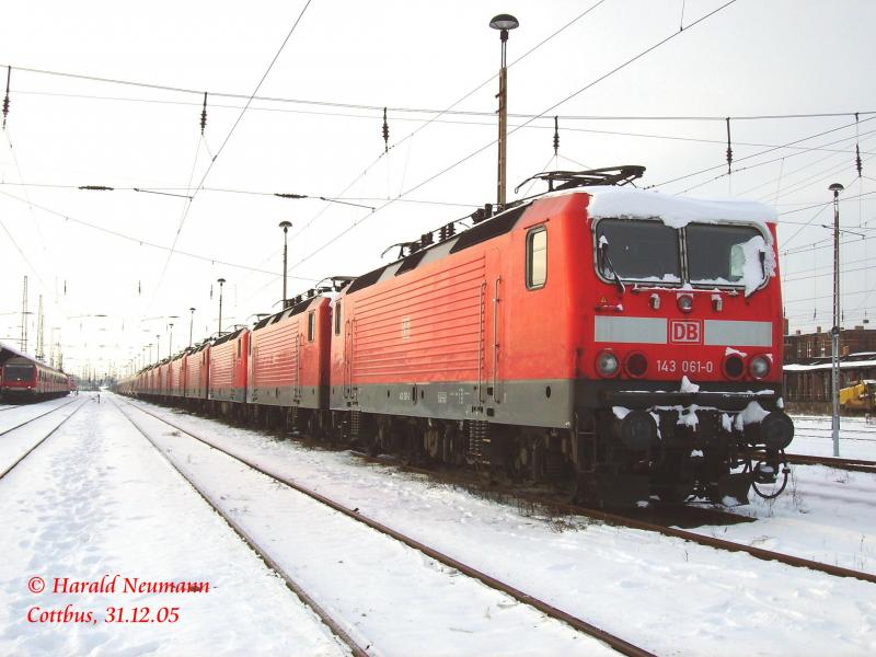 Am 31.12.05 stehen 10 Cottbuser 143er auf dem Cottbuser Gbf abgestellt. Durch Fahrplanoptimierungen wurden sie freigesetzt. Zwei davon sollen vorrauss. aber an die MEG veruert werden. Im Juni 2006 stehen noch 5 von ihnen hier.