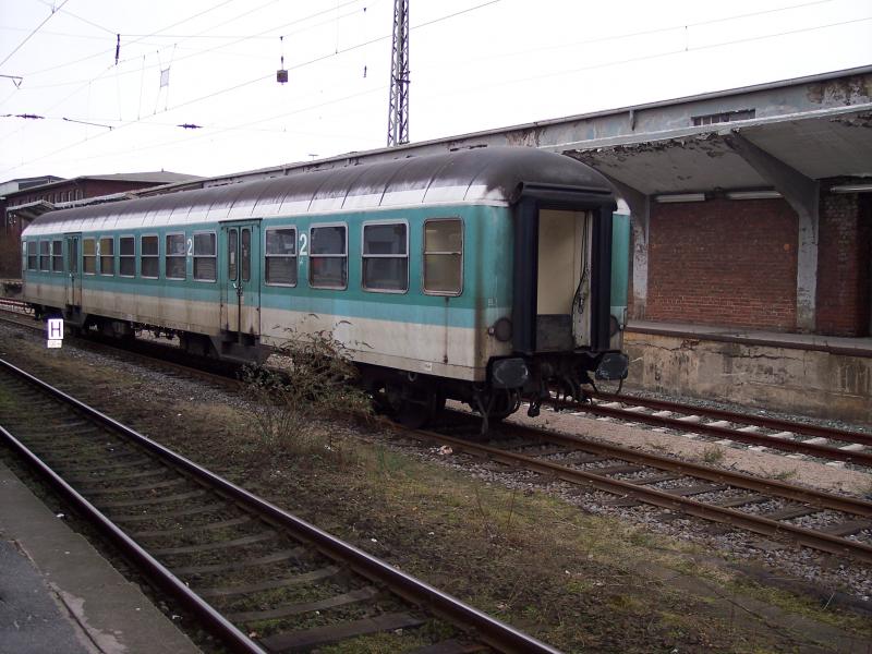 Am 3.1.2005   Ein alter Re Bahn Wagen in Dortmund HBF bei Gleis 26 abgestellt.