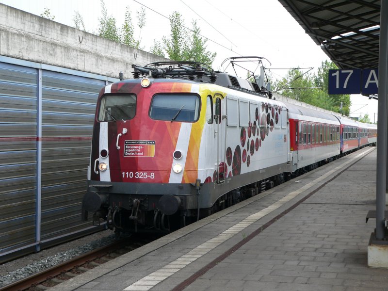 Am 31.Mai 2009 kam die 110-325  Science-Express  mit einem Sonderzug als D 2690 aus Passau nach Hannover-Messe-Laatzen.