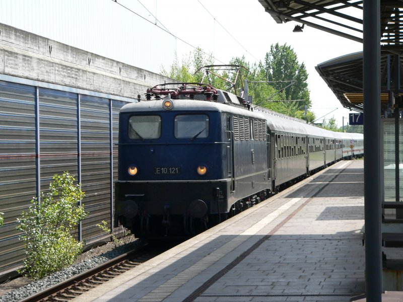 Am 31.Mai 2009 kam die blaue E10-121 mit einem Sonderzug nach Hannover-Messe-Laatzen.