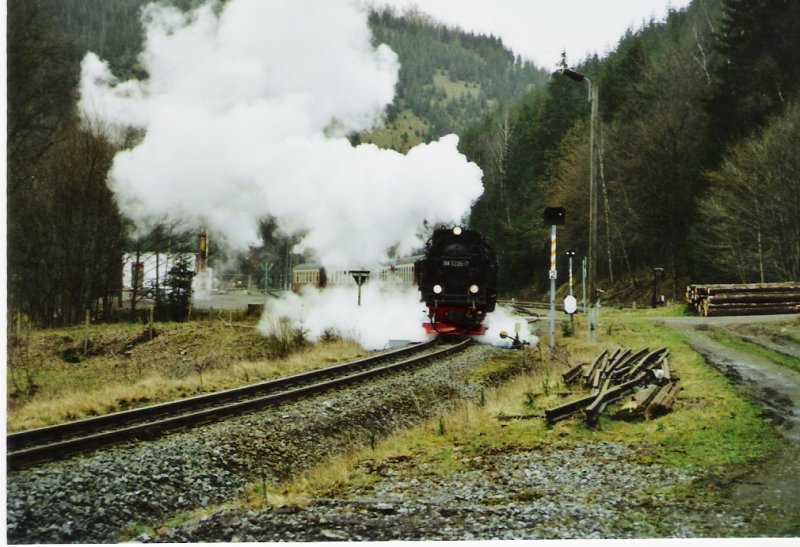 Am 3.4.2007 ist hier der Tgiche Dampfer nach Nordhasen mit der Zuglok 99 7235 zu sehen. Bahnhof Eiseflder Talmhle